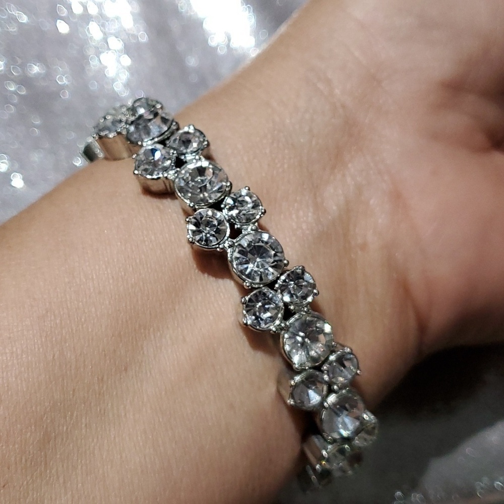 SILVER BLING STRETCH BRACELET ALL  GEMS PRESENT LOTS OF SPARKLE
